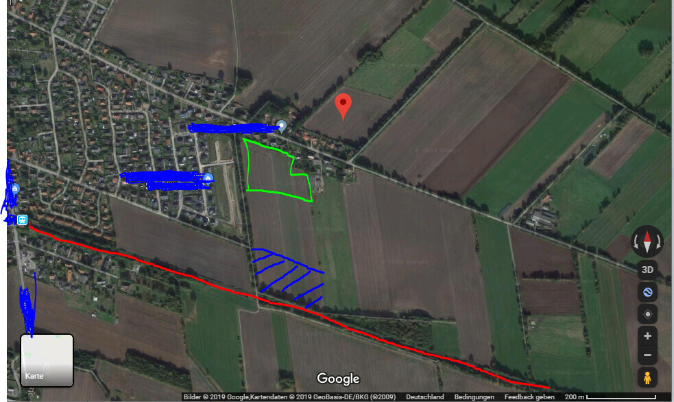 Satellitenbild einer ländlichen Siedlung: rote Linie durch Felder, roter Pin.