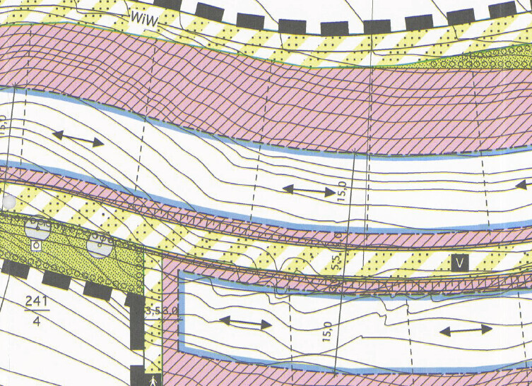 Topografischer Lageplan eines Baugrundstücks mit Geländekonturen und Flusslauf