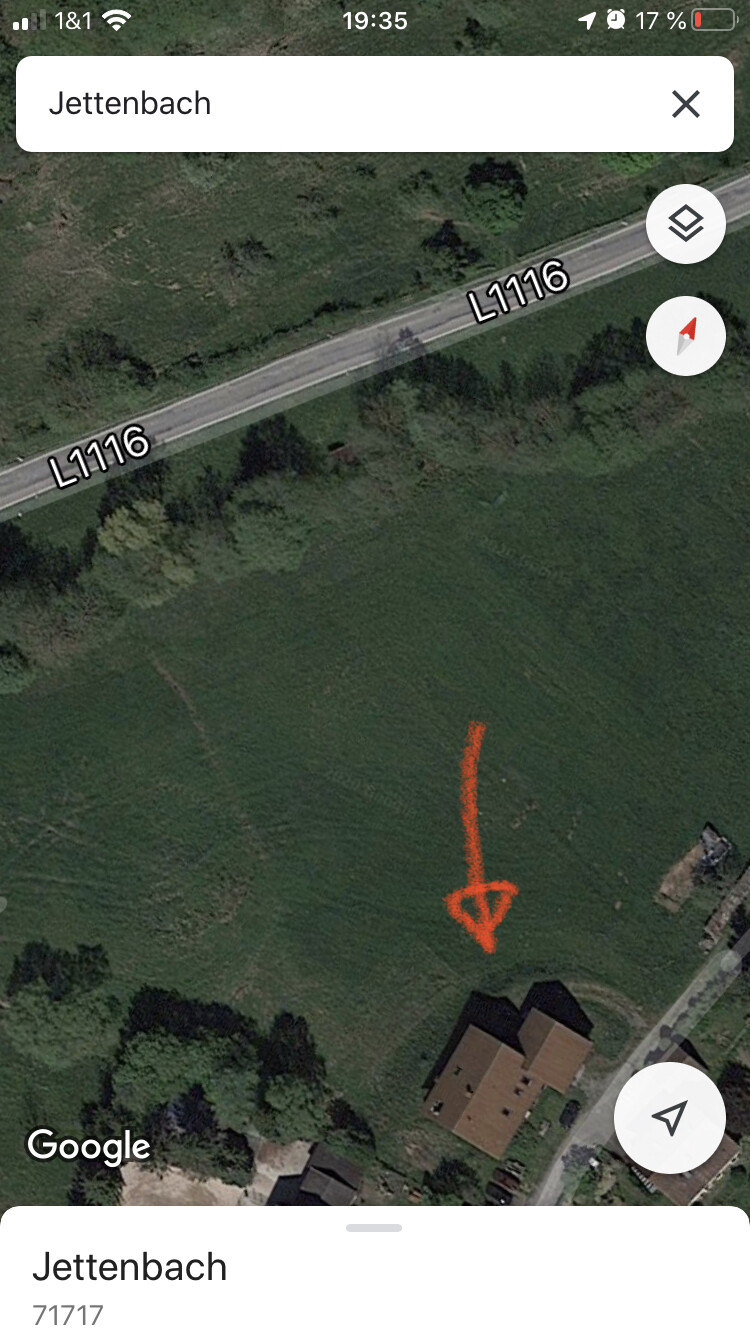 Satellitenansicht von Jettenbach: L1116, grüne Felder, roter Pfeil markiert ein Haus.