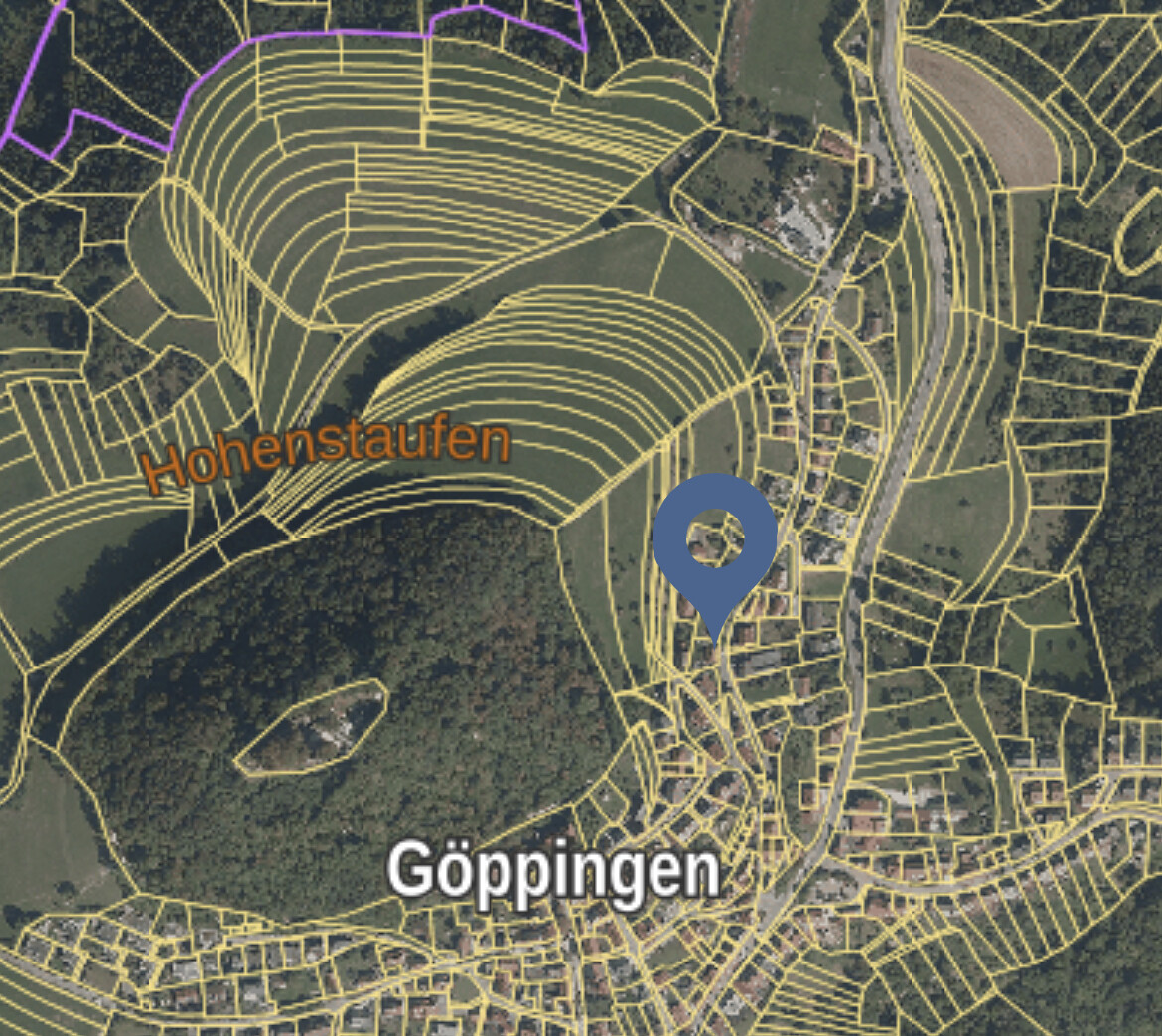 Kartenansicht Göppingen mit gelben Parzellenlinien und blauer Standortmarkierung nahe Hohenstaufen.