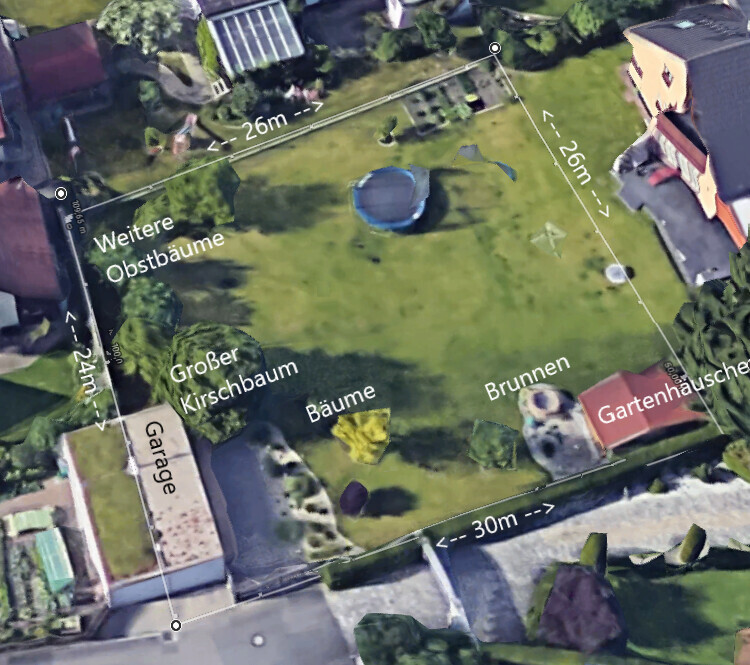 Luftbild eines Gartens mit großem Kirschbaum, Obstbäumen, Trampolin, Brunnen, Gartenhaus und Garage.