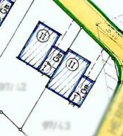 Lageplan eines Baugrundstücks mit blauen Grundrissen und umliegender Straße