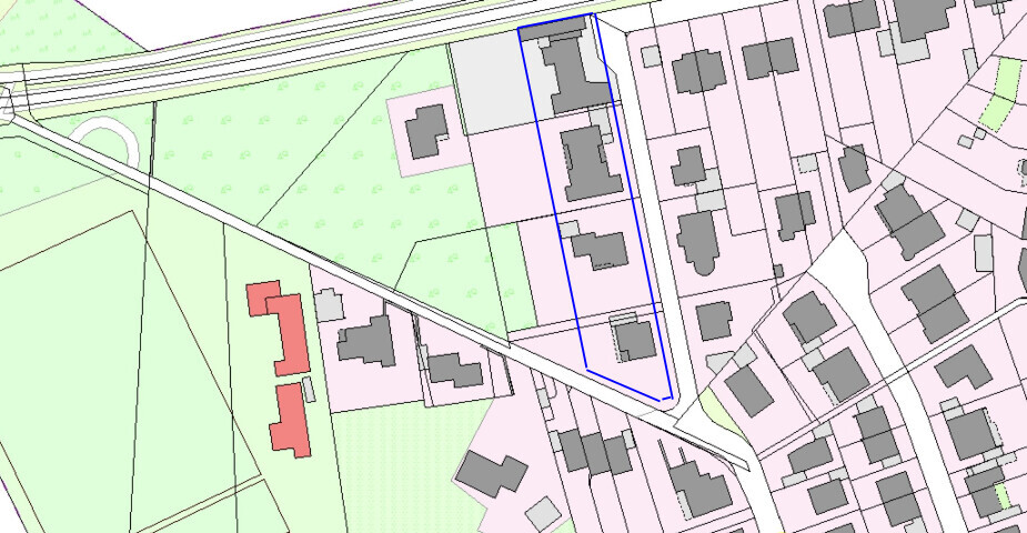 Kartenabschnitt mit blau umrandetem Grundstücksareal und Gebäuden an einer Straße