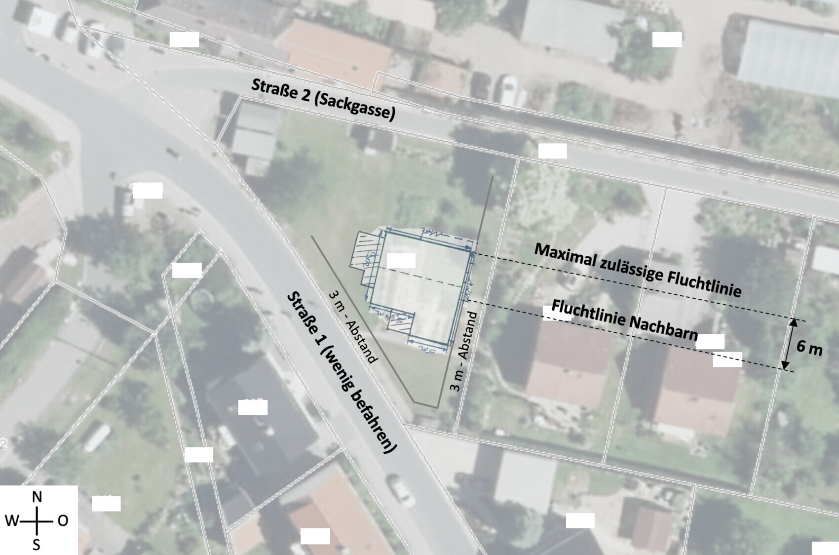 Lageplan eines Baugrundstücks mit blauem Gebäudekörper und Abstands- sowie Fluchtlinien zwischen zwei Straßen.