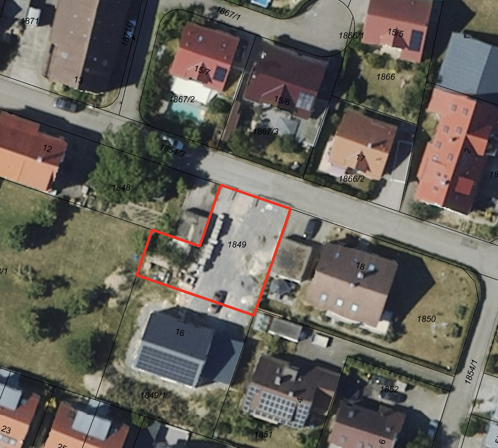 Luftbild eines Wohnviertels; roter Umriss markiert das Grundstück 1849 an der Straße.