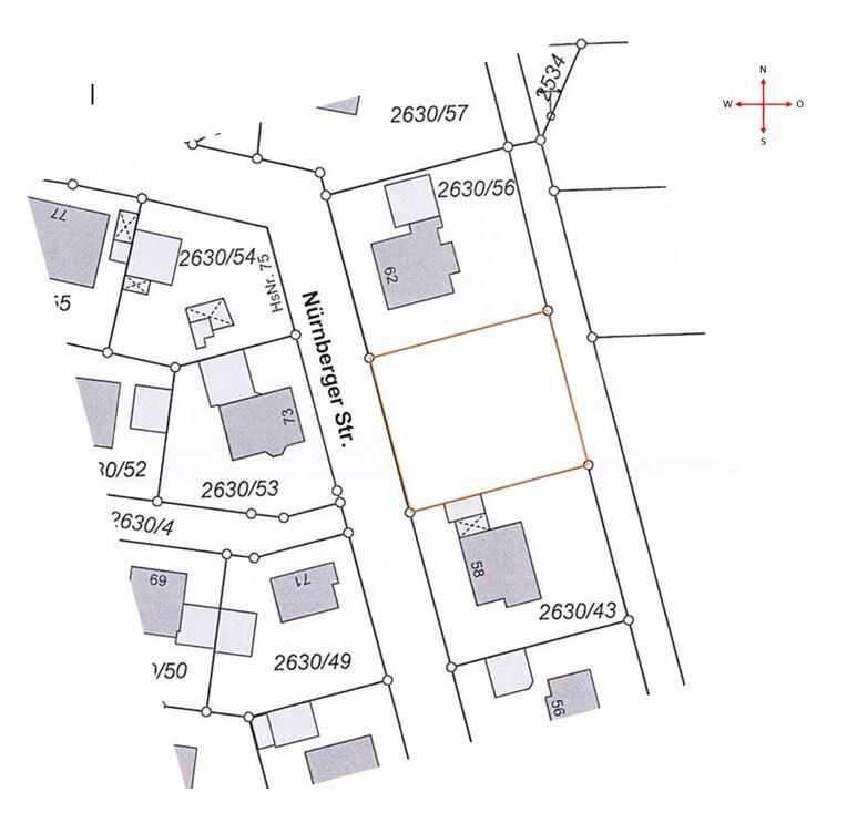 Katasterplan: Orange umrandetes Grundstück neben der Nummerger Str.; umliegende Gebäude.