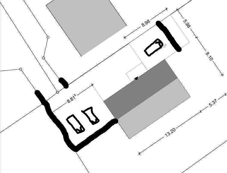 Lageplan mit zwei grauen Gebäuden, einer schwarzen Route und Maßlinien in Metern.