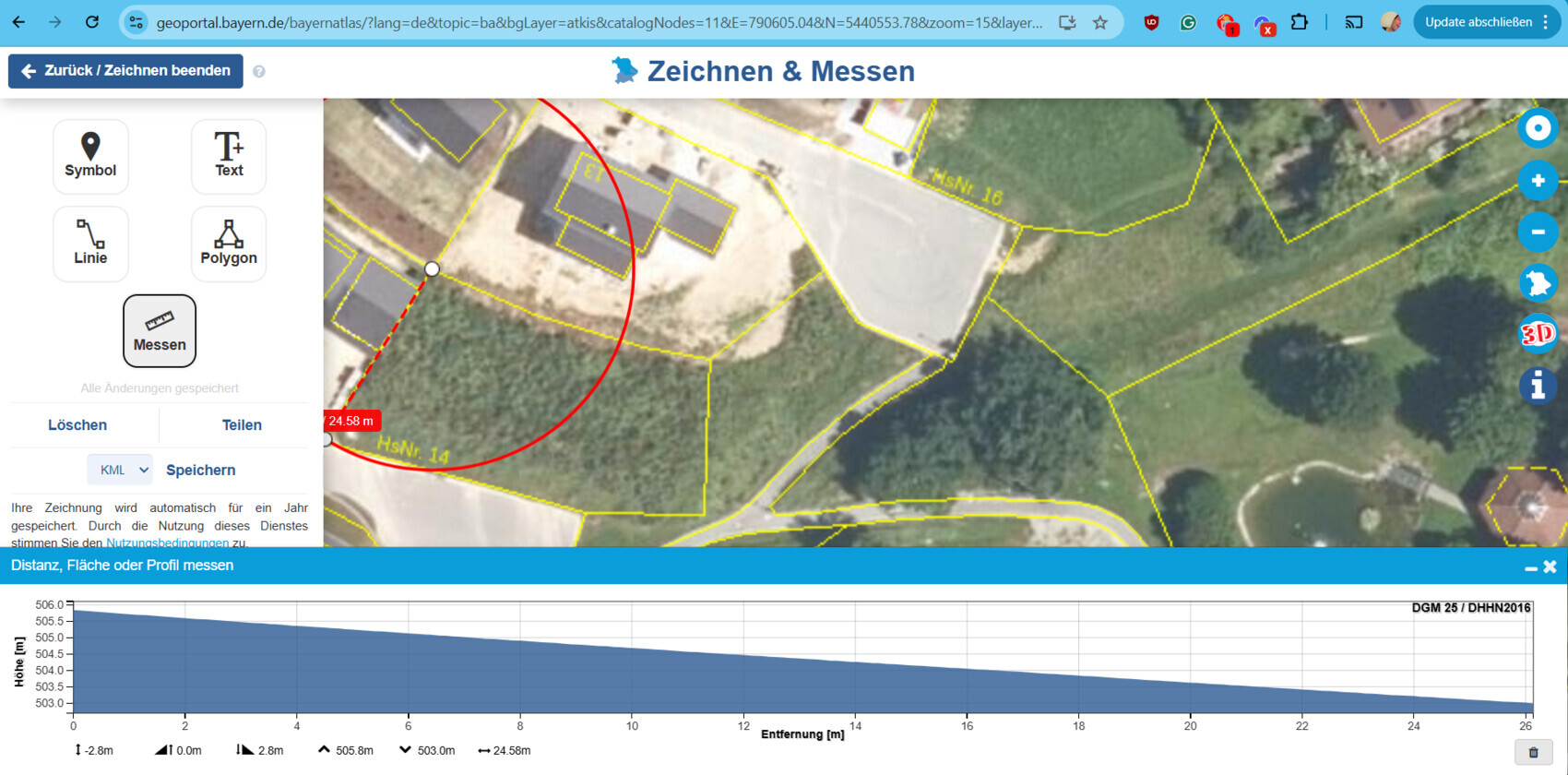 Satellitenbild eines Grundstücks mit gelben Parzellenlinien, rotem Messbogen und Gebäuden.