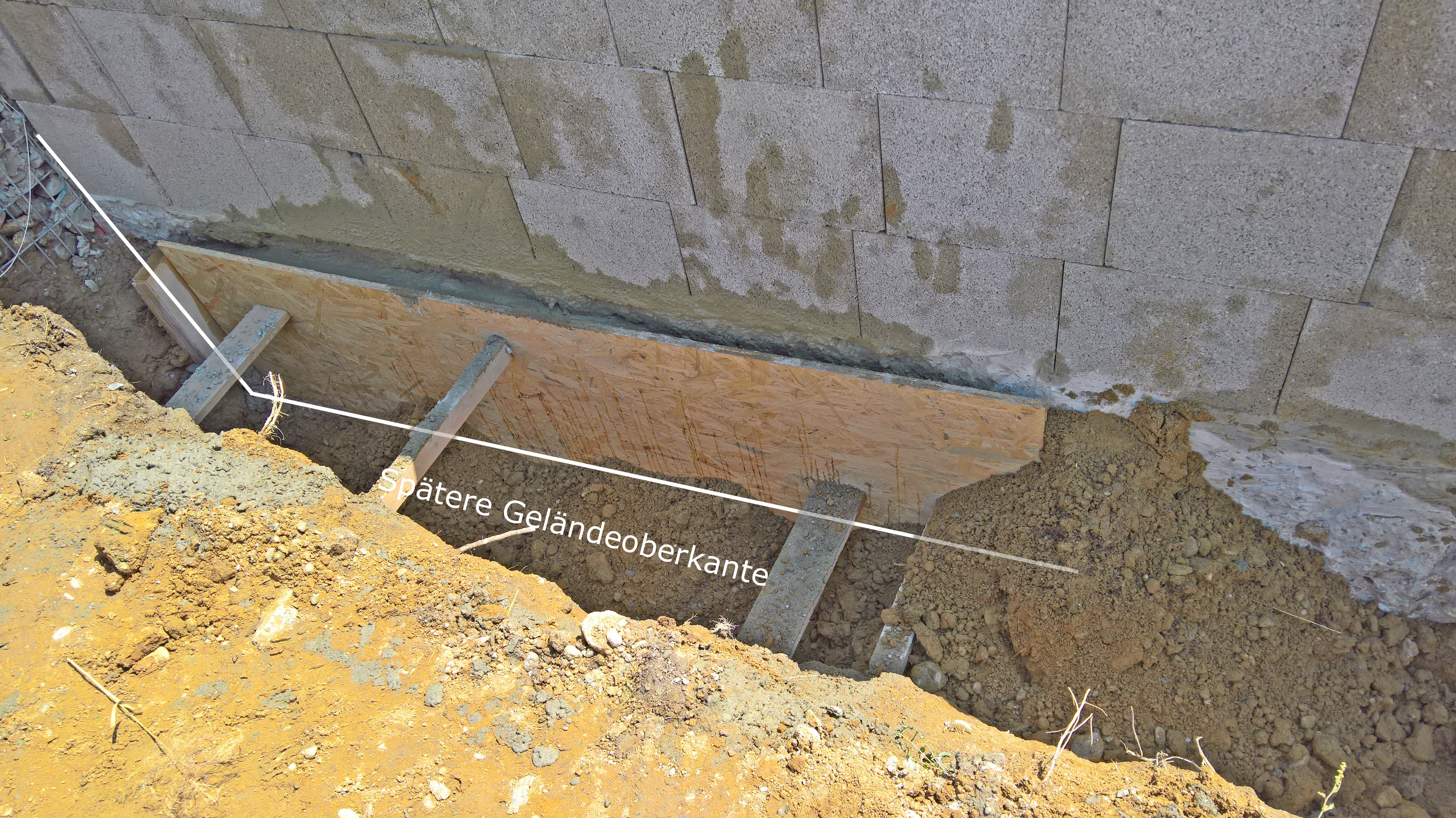 grundstueck-mit-gelaendesprung-trennmauer-nachbarn-fundament-213386-2.jpg