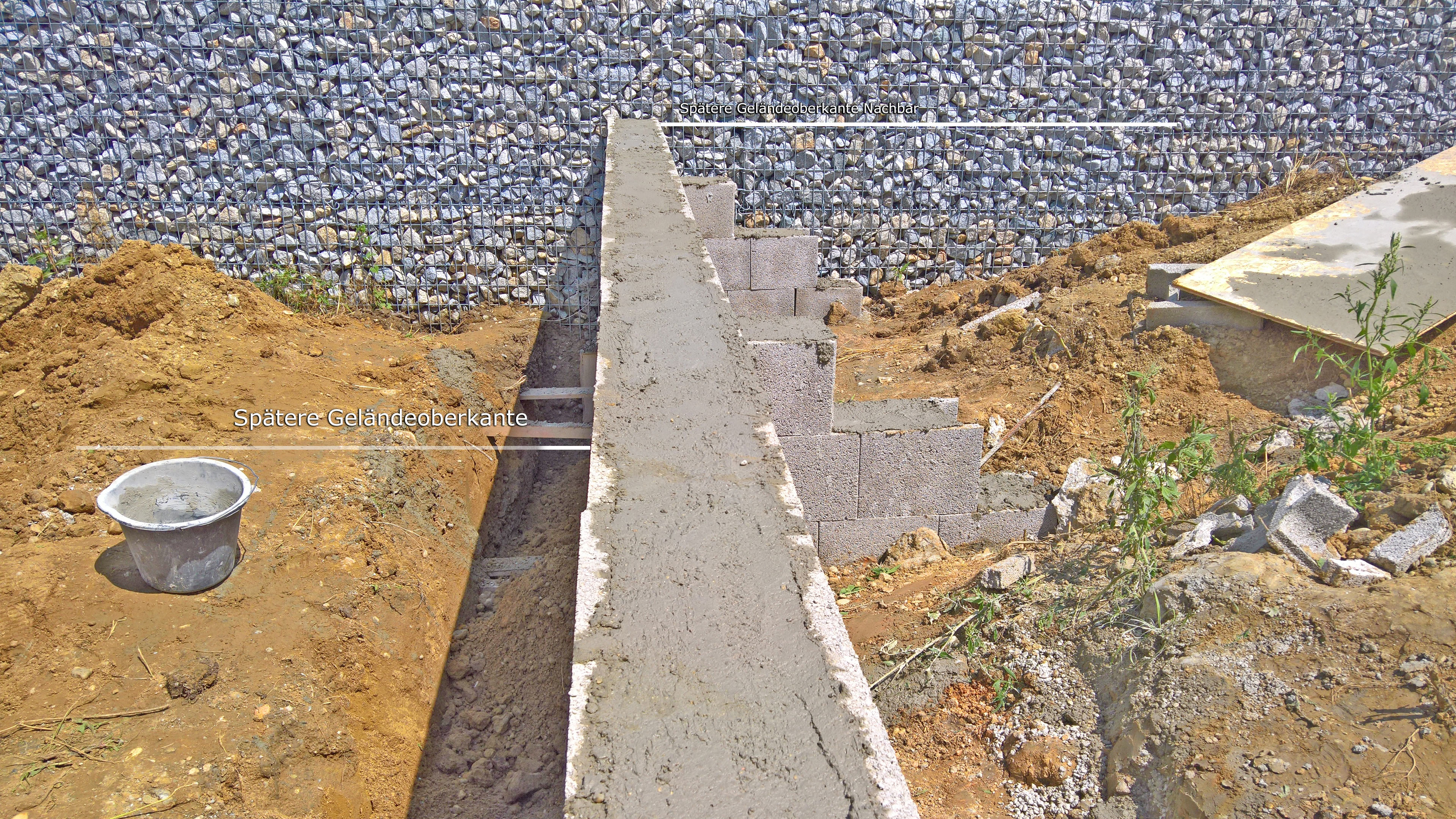 grundstueck-mit-gelaendesprung-trennmauer-nachbarn-fundament-213386-3.jpg