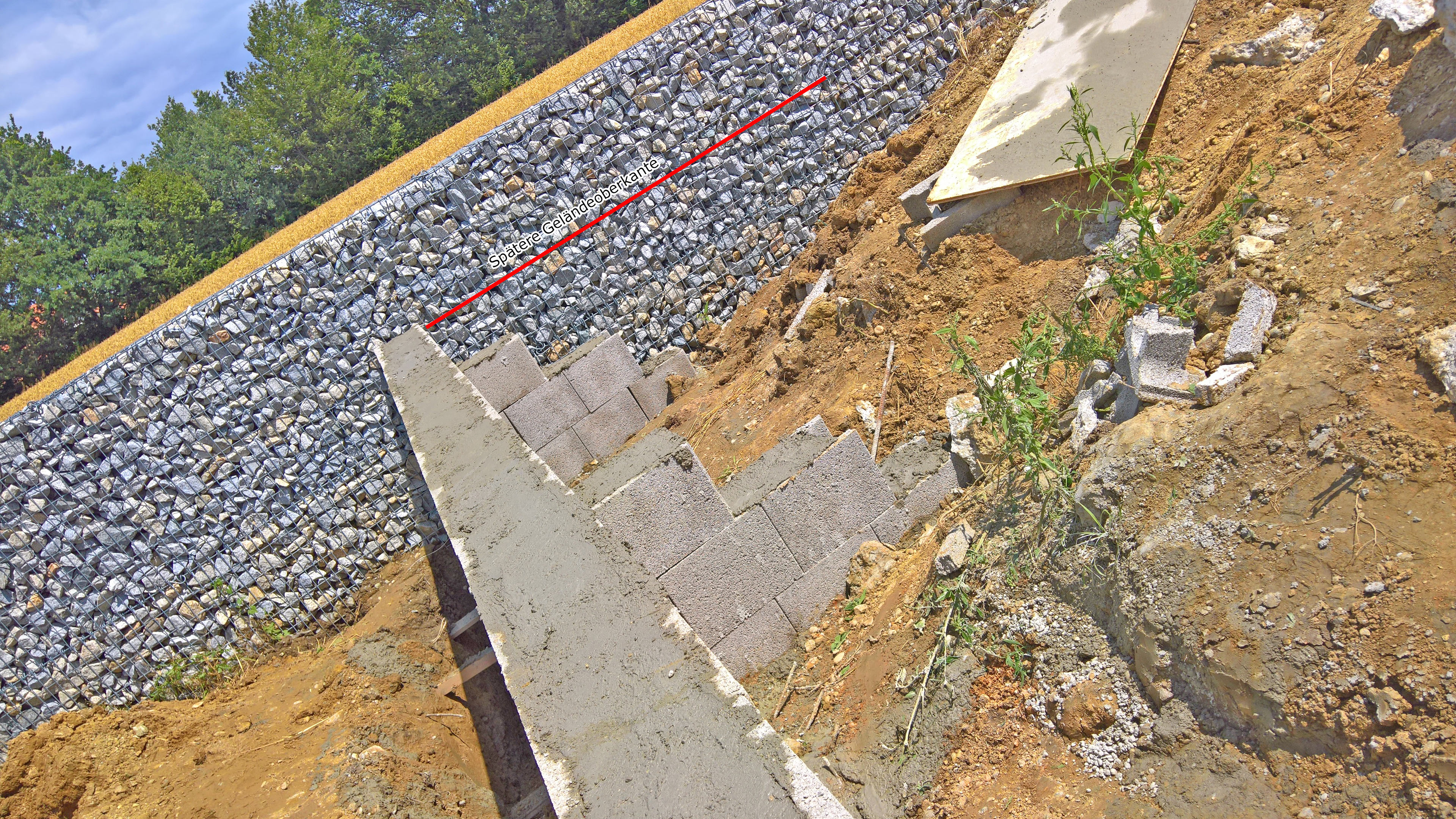 grundstueck-mit-gelaendesprung-trennmauer-nachbarn-fundament-213386-4.jpg