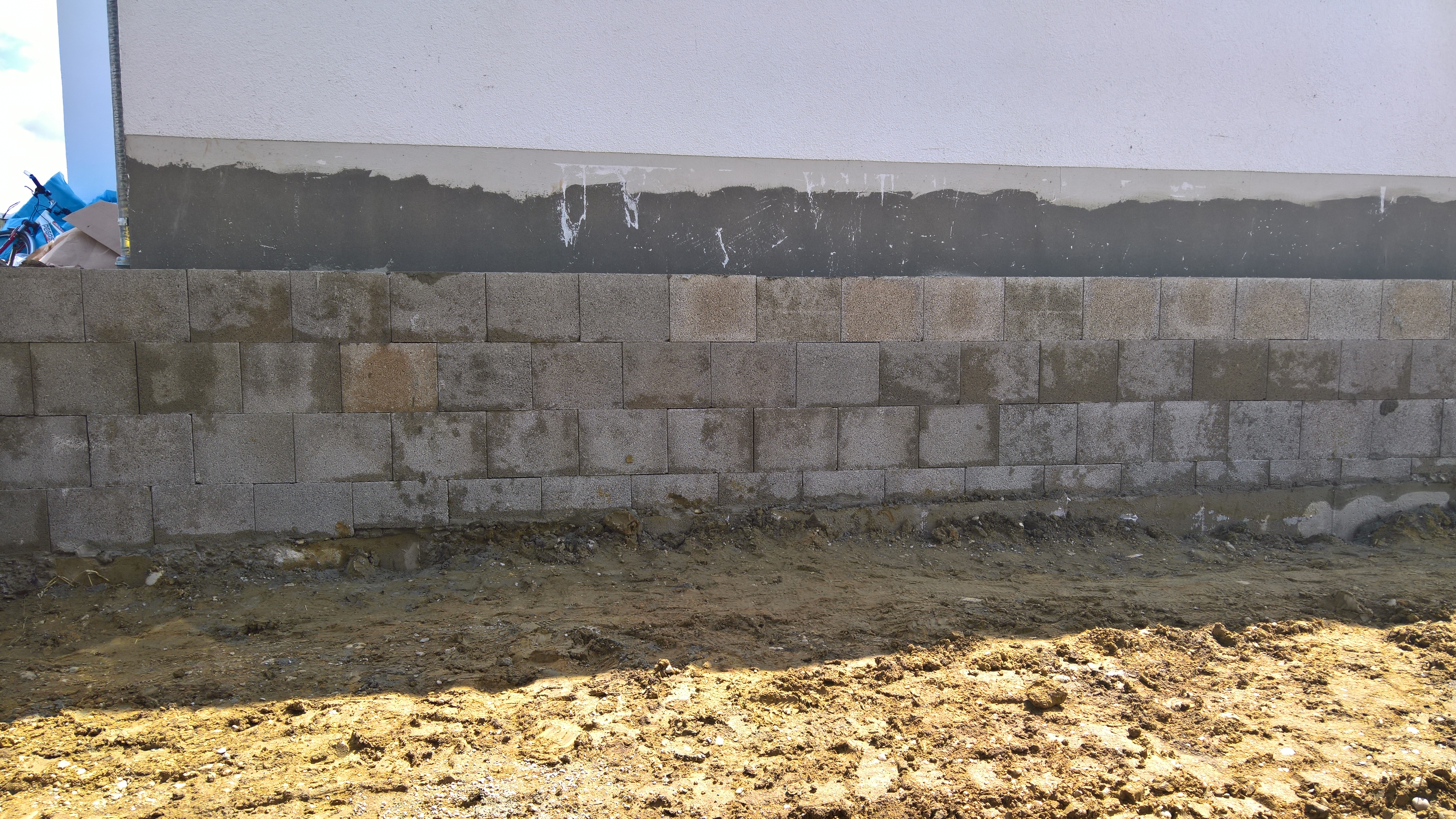 grundstueck-mit-gelaendesprung-trennmauer-nachbarn-fundament-213387-2.jpg