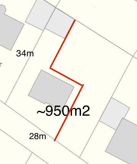 Lageplan eines Baugrundstücks mit roter Umgrenzung und Maßen ca. 34m x 28m.