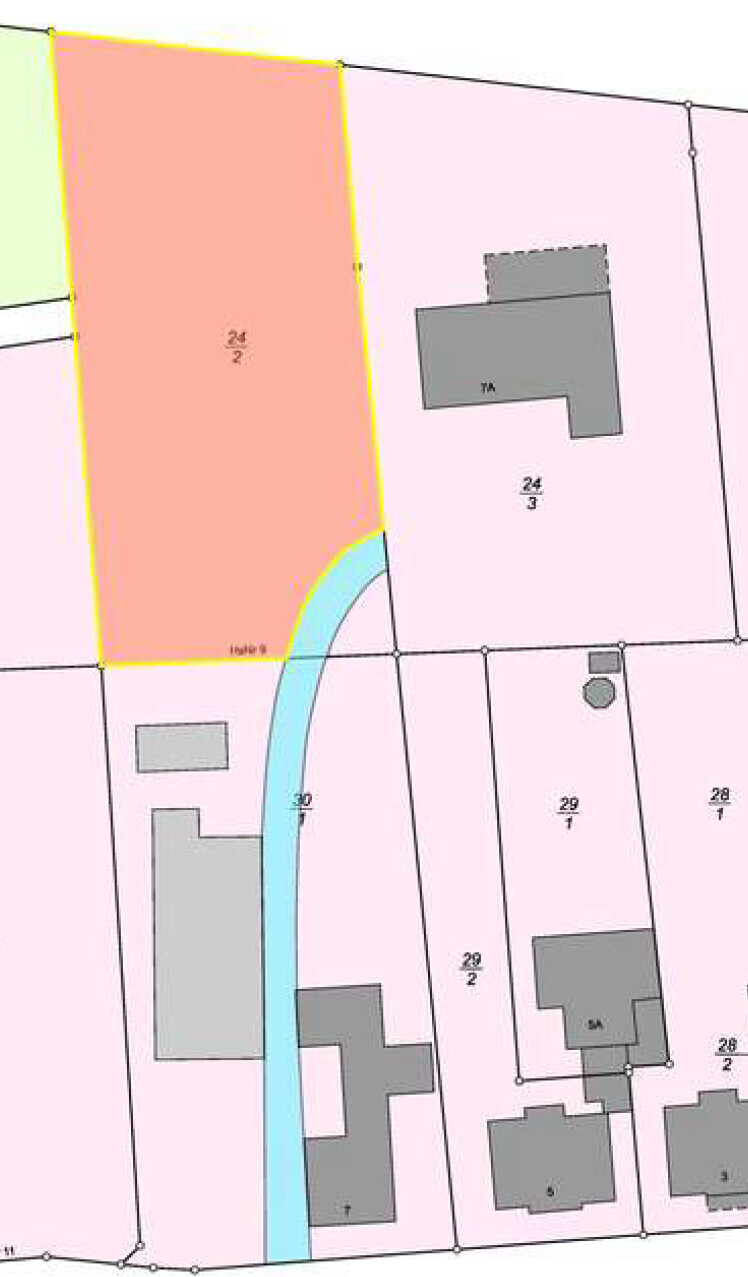 Lageplan eines Baugrundstücks mit Parzellen, Gebäuden und Straßenverlauf