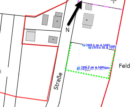Lageplan eines Grundstücks mit Straßenverlauf, Gebäuden und Grundstücksgrenzen.