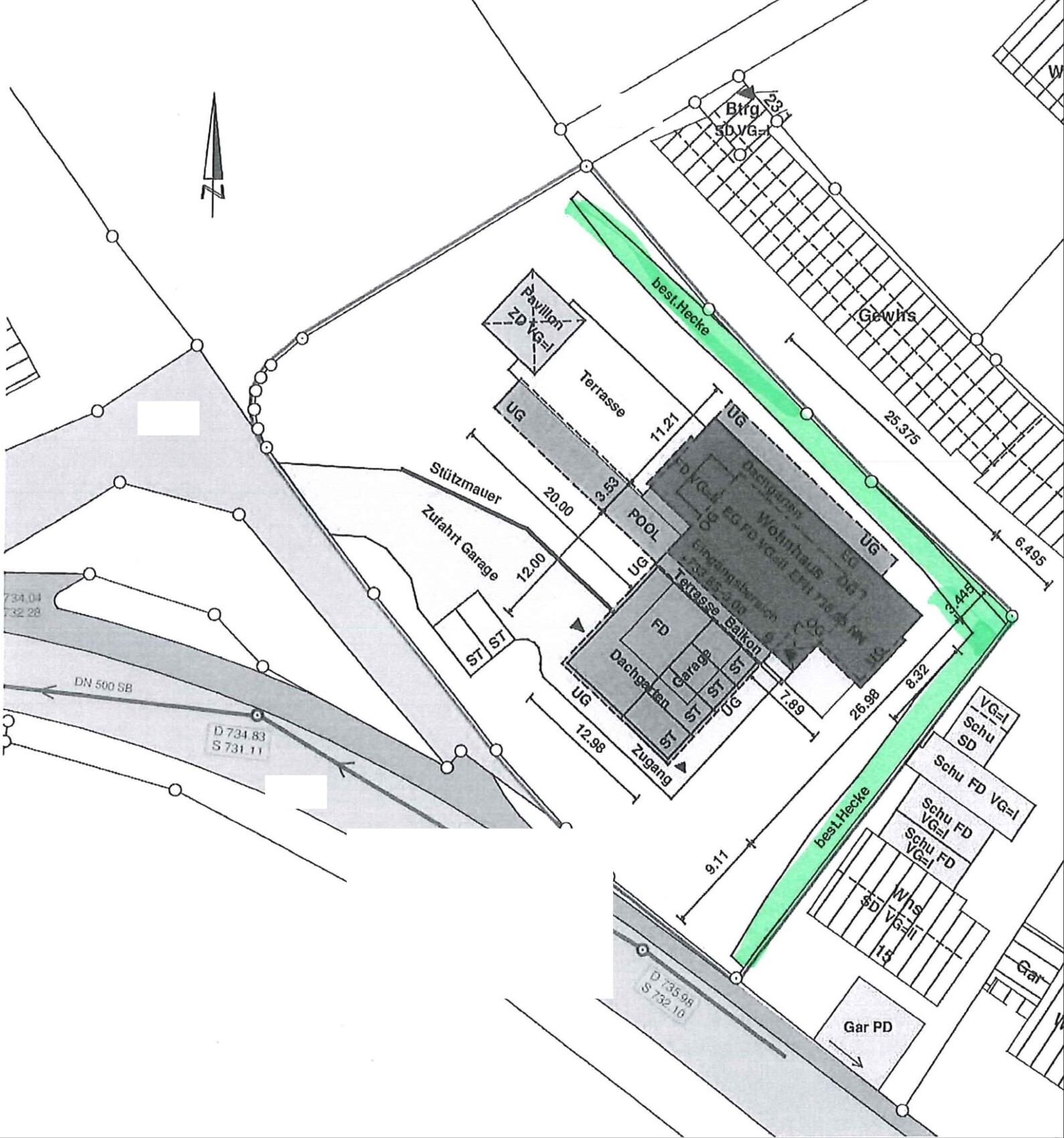 Lageplan eines Gebäudekomplexes mit Terrasse, Zufahrt, Garage und grüner Hecke am Rand.