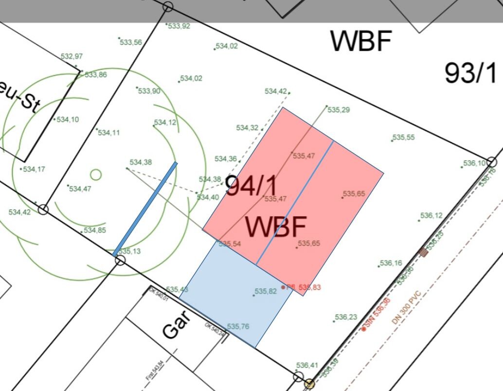 Lageplan: rotes 94/1 WBF-Rechteck neben blauem Bereich, Grundstücksgrenzen und Koordinaten.