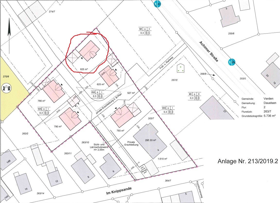 Grundstücksplan mit Parzellen, Gebäuden und rotem Kreis um Bauobjekt auf dem Plan