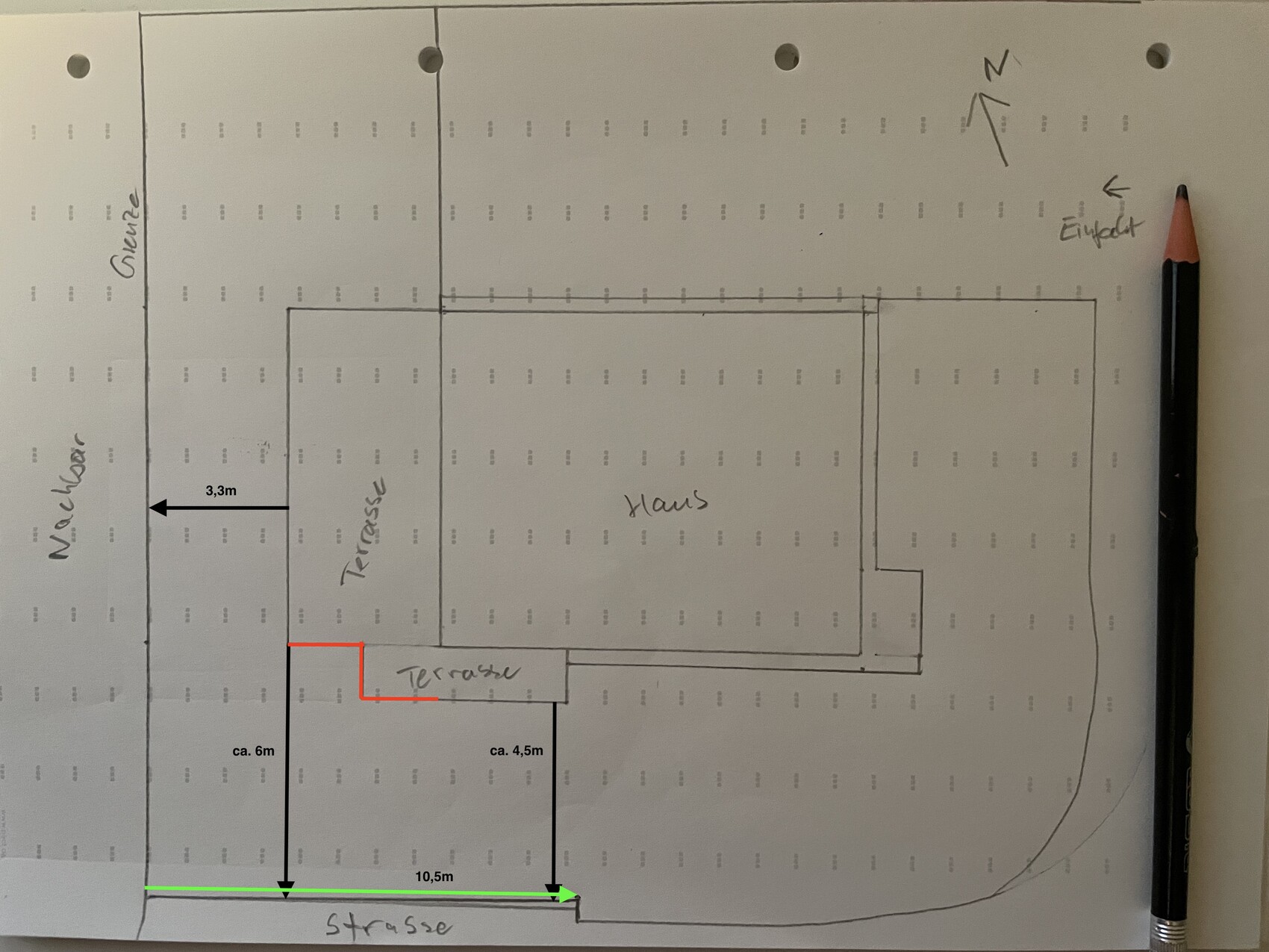 Handgezeichnete Grundstücksskizze: Haus mit umlaufender Terrasse, Garten links, Straße unten.