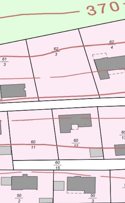 Katastrale Karte mit Parzellen, grauen Gebäuden, roten Linien und Nummern.