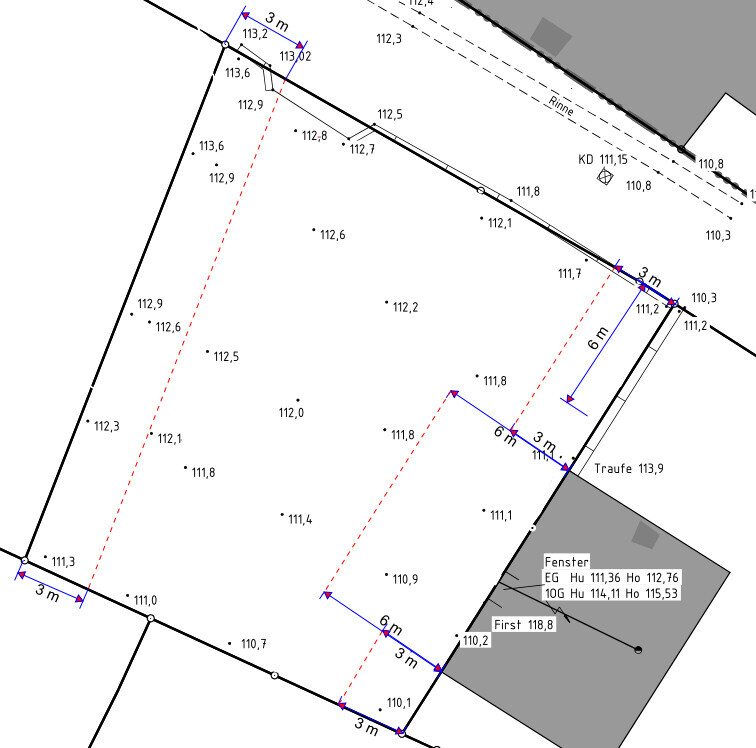 Lageplan eines Grundstücks mit Gebäudefläche, Höhenpunkten und roten Messlinien.