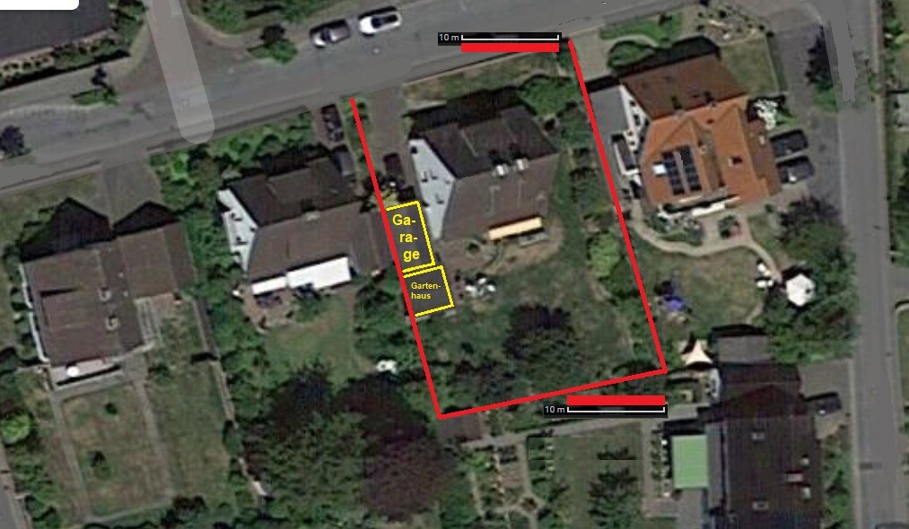 Luftbild eines Wohngebiets: roter Umriss des Grundstücks gelbe Beschriftungen Garage und Gartenhaus.