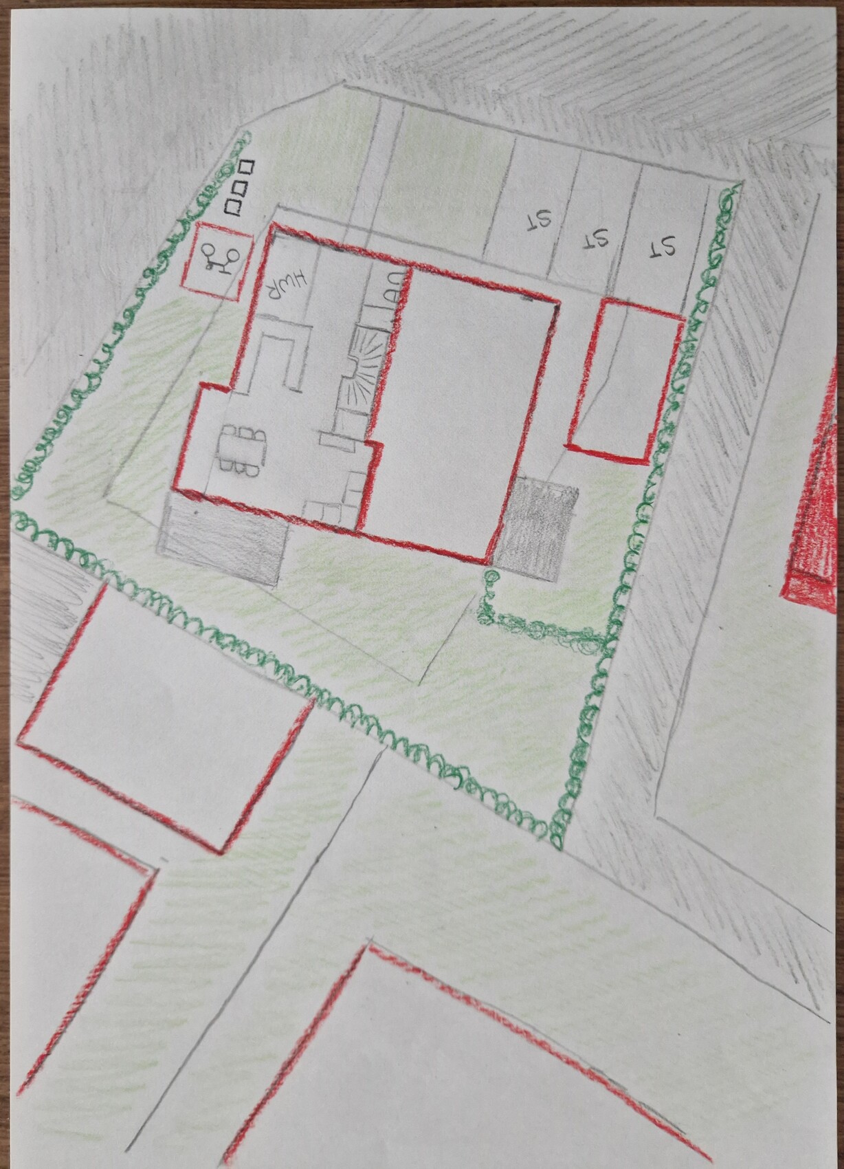 Handgezeichneter Grundriss eines Grundstücks: rotes Gebäude, grüne Rasenflächen, Hecken und Zufahrt.