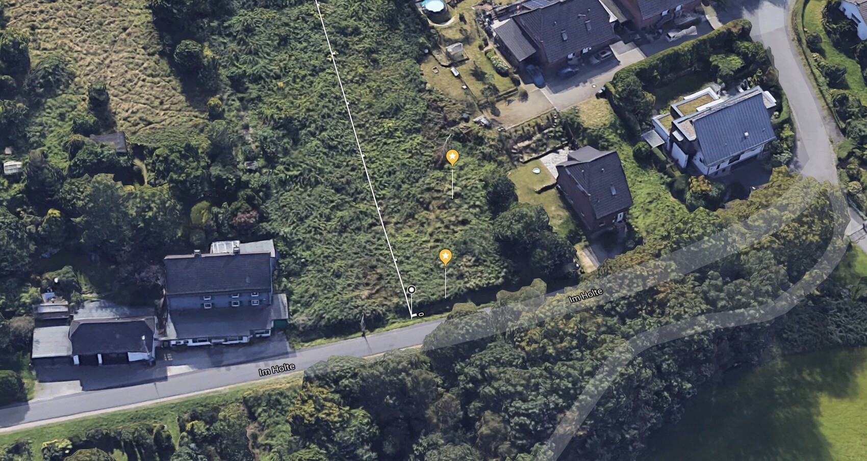 Luftaufnahme eines Wohngebiets mit Grundstücken, Bäumen und Straßen, Markierungspunkte sichtbar