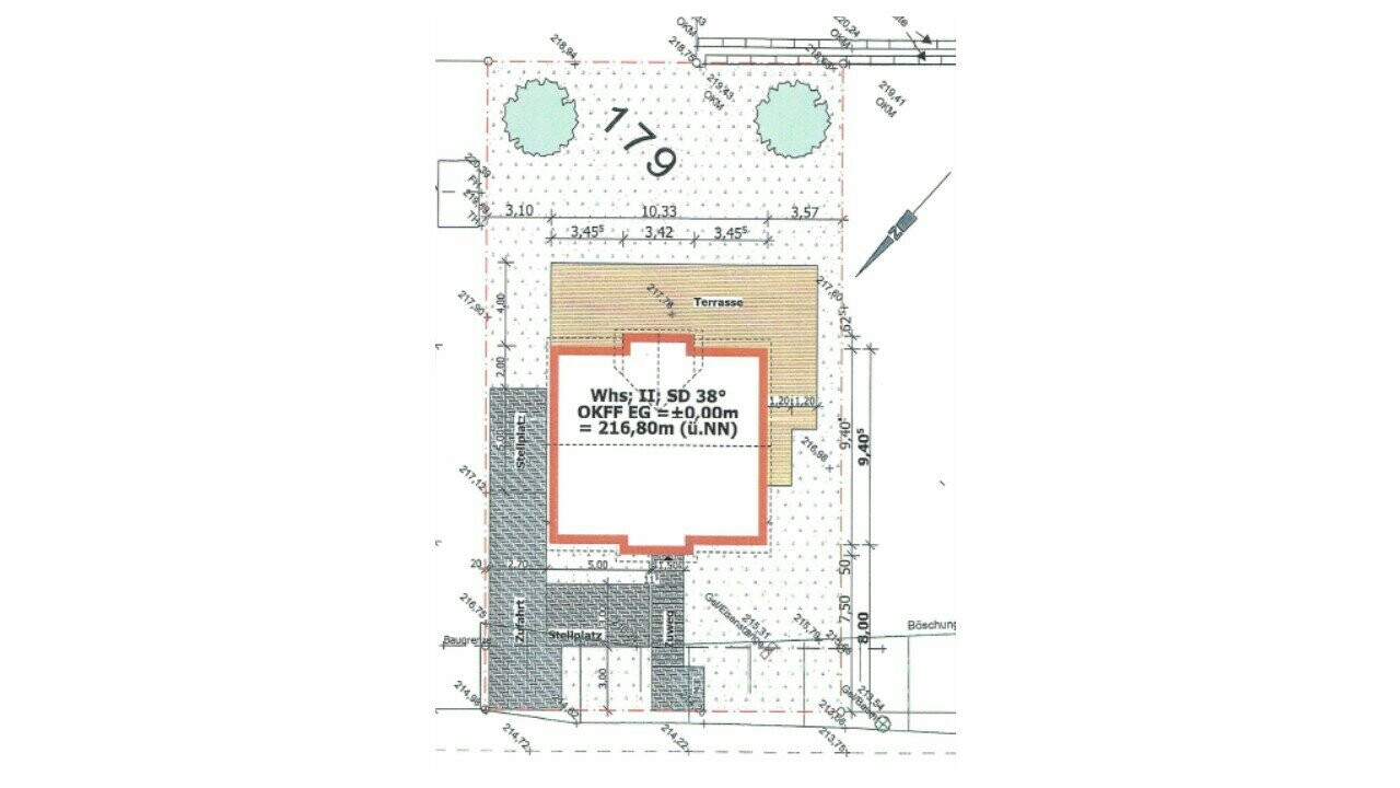 Grundriss eines Hauses mit Terrasse, Garten und zwei Bäumen.