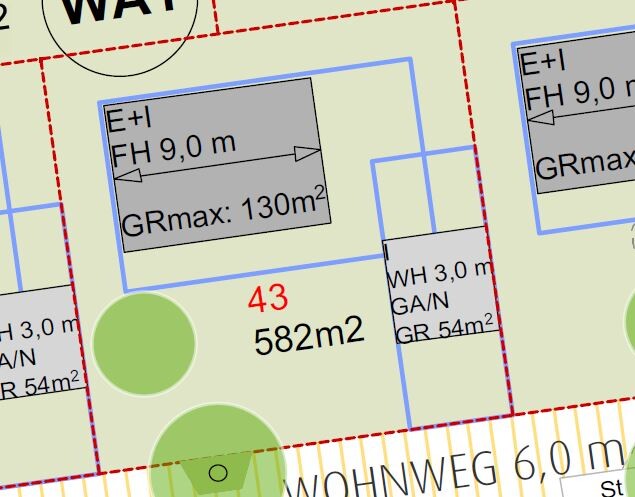 Grundstücksplan: rote Grenzlinie, blaue Gebäudeflächen, Nr. 43, 582 m², Bäume, Wohnweg 6 m.