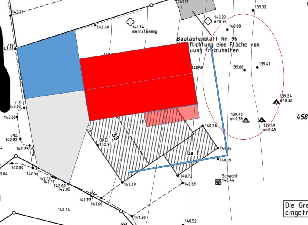 Technische Karte mit blauer, grauer und roter Flächenüberlagerung auf einem Grundriss mit Höhenlinien.