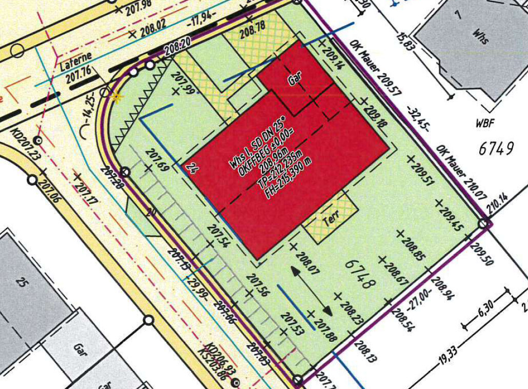 Lageplan eines roten Gebäudekomplexes auf grünem Gelände, mit Umgrenzung und Straßen.