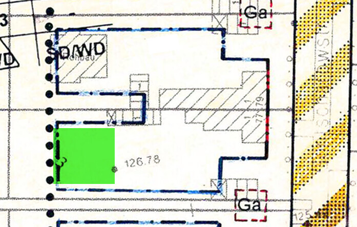 Grundriss: grün markierte Fläche in blau umrissen, rechts gelb schraffiert.