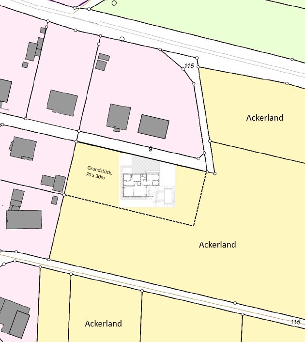 Lageplan: Pinkes Grundstück mit Gebäuden, daneben Ackerland, Größe 70x30m