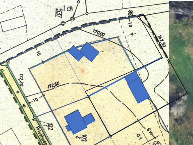 Lageplan eines Grundstücks mit blauen Rechtecken als Gebäude und Straßennetz.