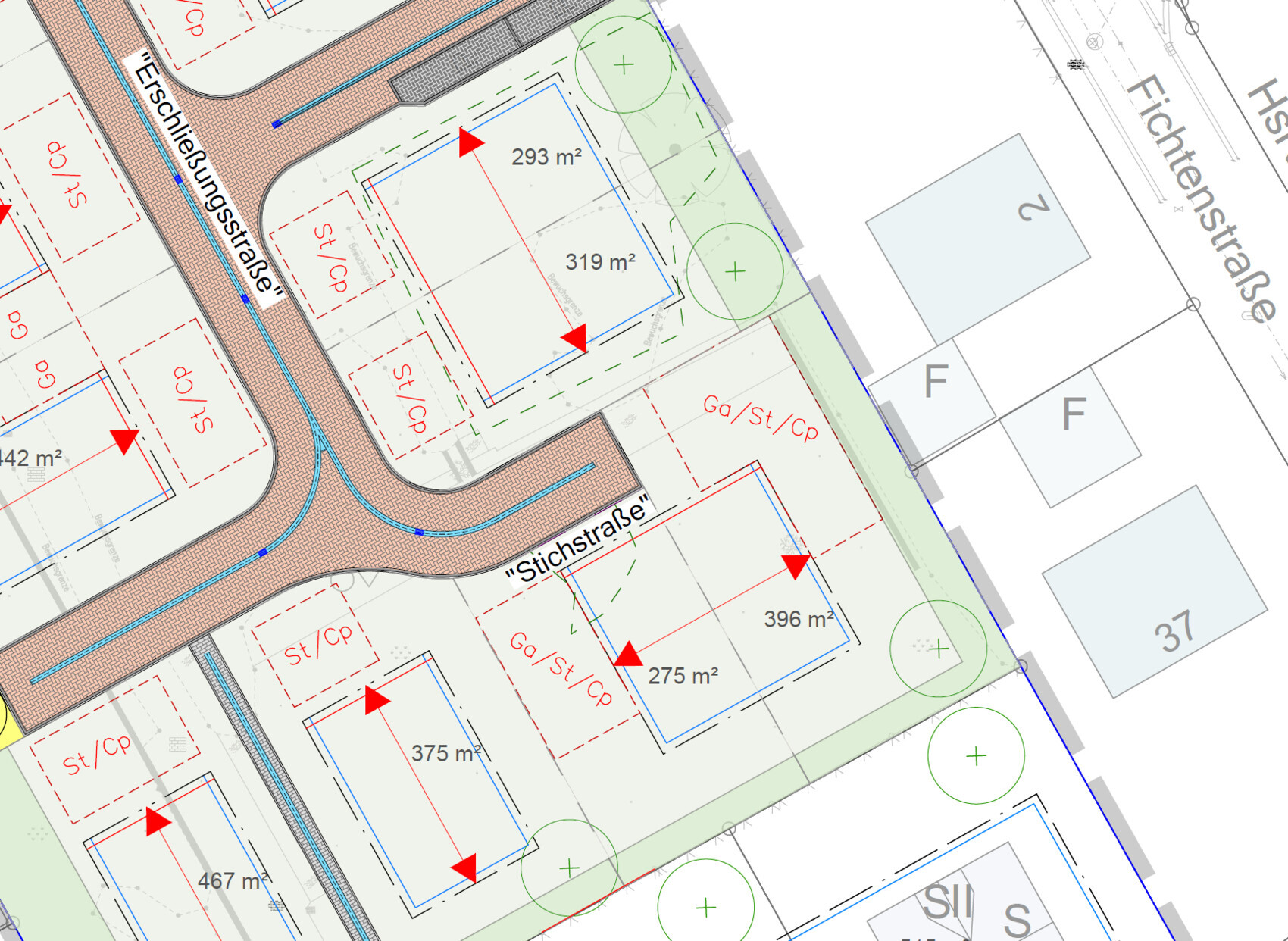 Lageplan eines Wohngebiets mit Straßen, Parzellen und Bäumen, rote Pfeile markieren Eckpunkte.