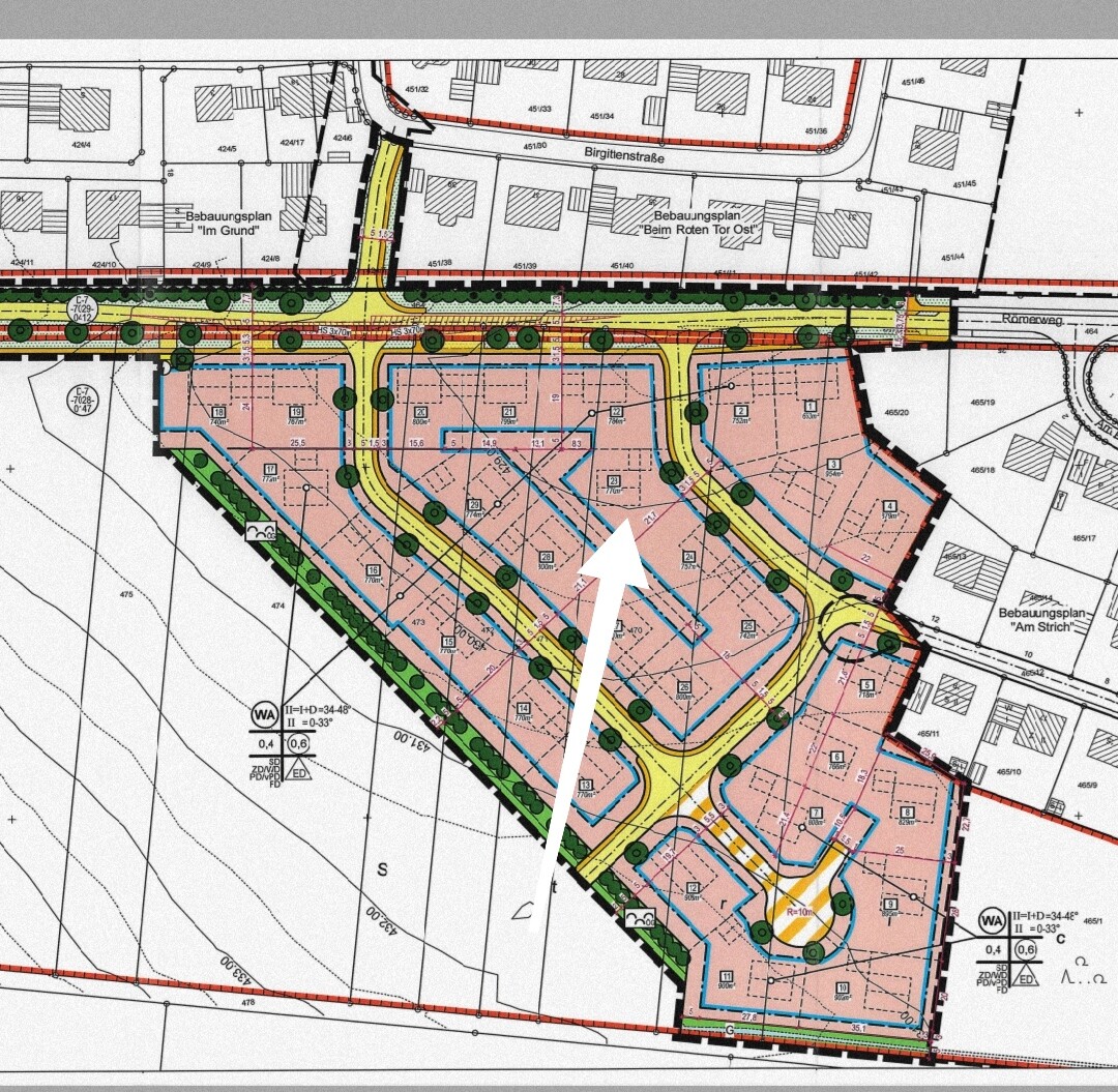 Stadtentwicklungsplan: gelbe Straßen, pinkfarbene Bauflächen, grüne Bäume, Pfeil markiert Zentrum.