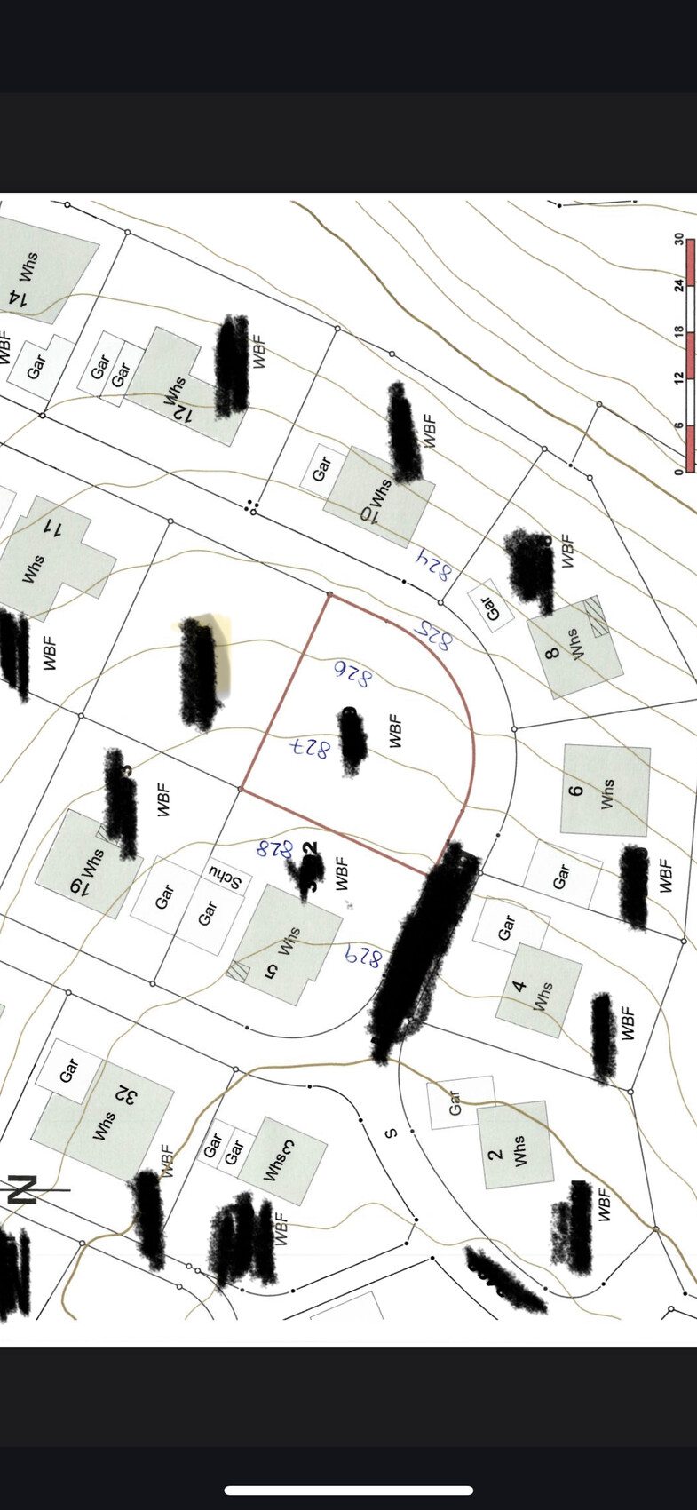 Kadastralplan eines Wohngebiets mit Parzellen, roter Randmarkierung und verdeckten Adressen.