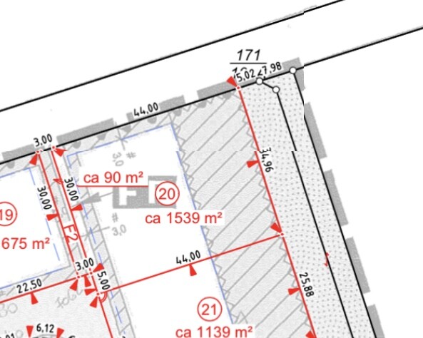 Grundriss eines Grundstücksplans mit Flächenangaben und roten Maßlinien.