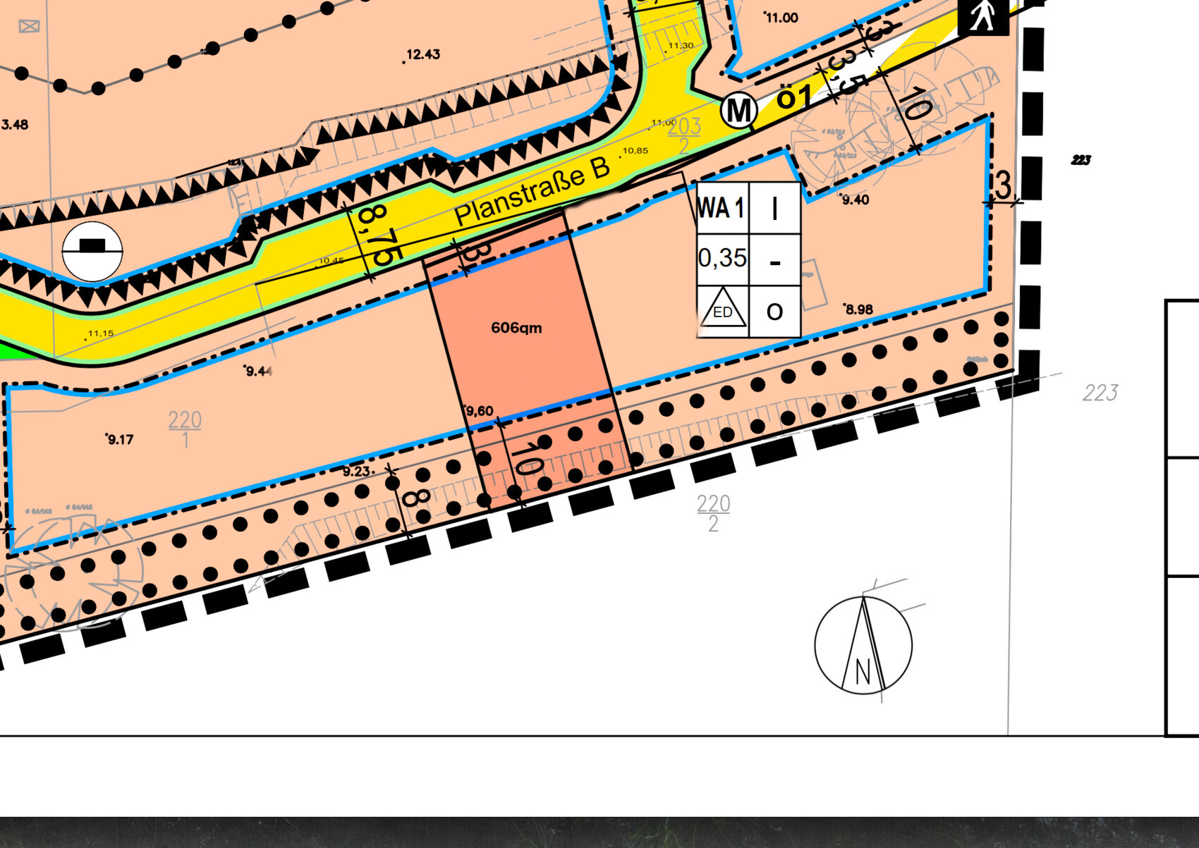 Lageplan eines Baugebiets mit Planstraße B, farbigen Parzellen und Maßangaben.