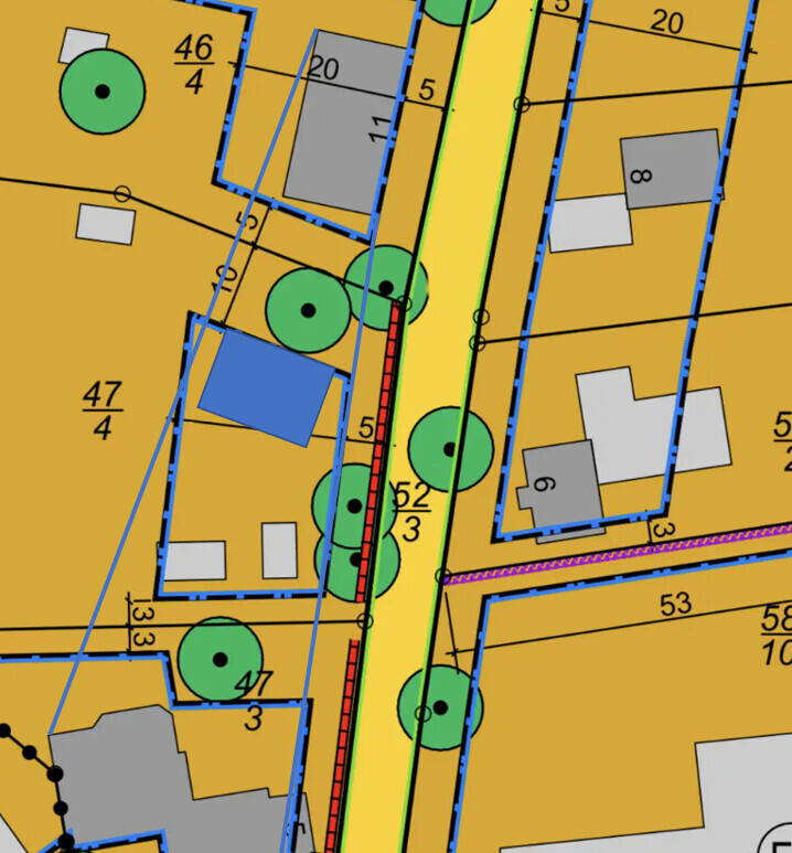 Lageplan einer Straße mit Gebäuden, Bäumen, Grundstücksgrenzen und Parzellen.
