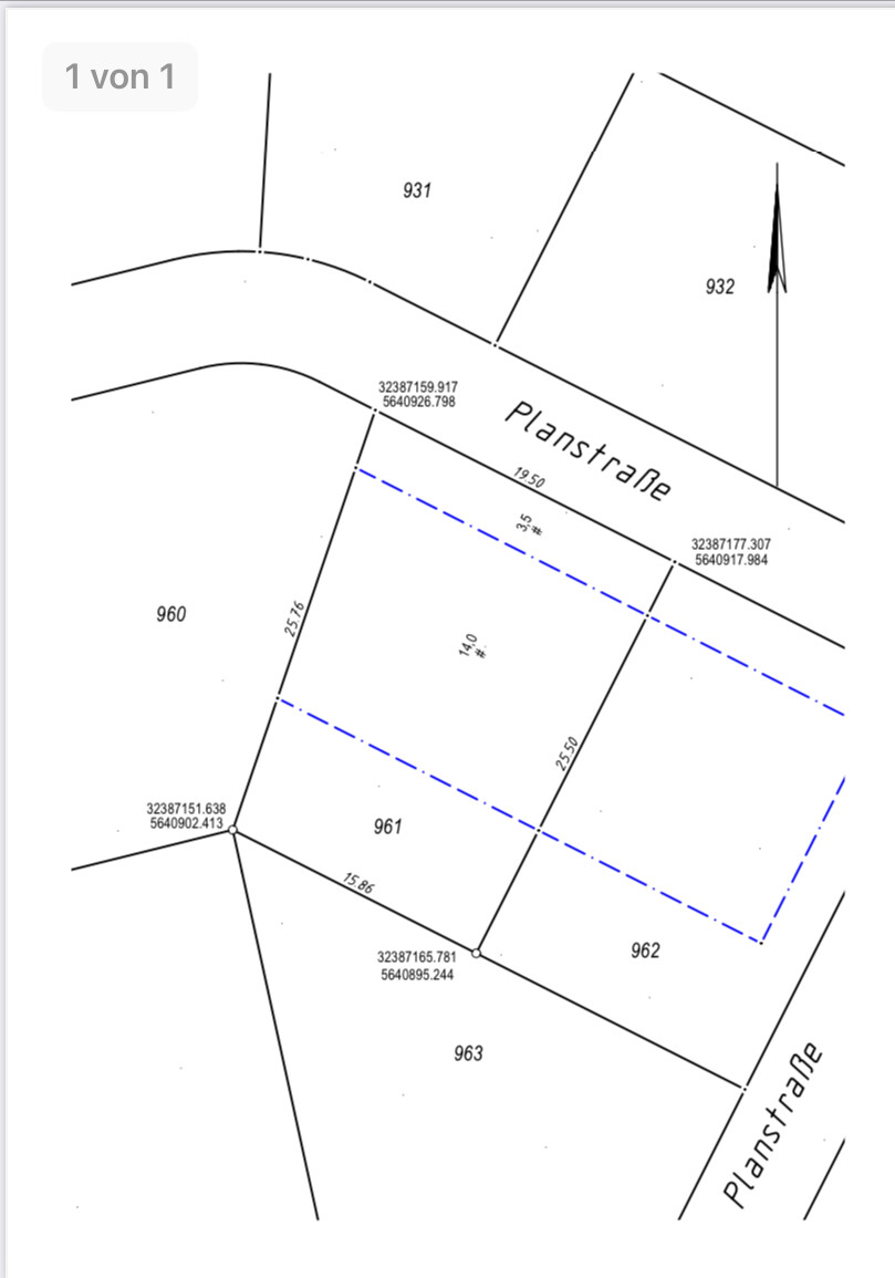 Lageplan von Parzellen an der Planstraße; blau markierte Grenzlinie durch Grundstück 961-962.