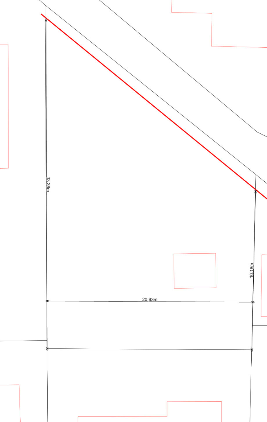 Grundriss eines Grundstücks mit roter Diagonallinie; Breite 20,93 m, Höhe 33,36 m.