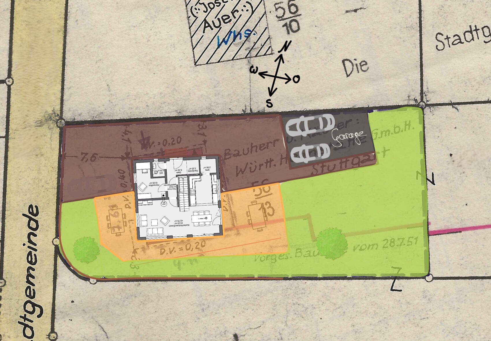 Lageplan: Hausgrundriss auf farbigem Grundstück, Garten grün, Terrasse orange, Parkplätze grau.
