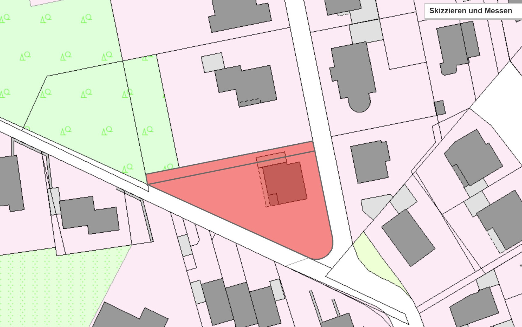 Lageplan: rotes, dreieckiges Grundstück an der Straße; umliegende Parzellen rosa, Grünflächen links.