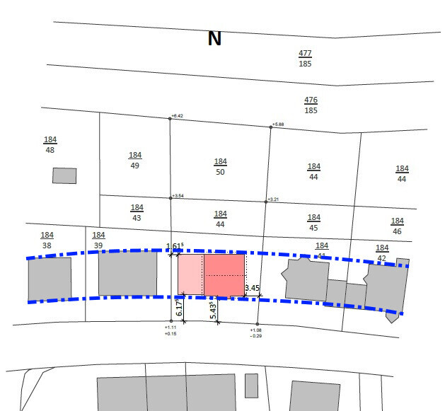 Parzellen-Lageplan mit rotem, zentralem Gebäude; blaue Linie entlang der Straße; umlaufende Häuser.