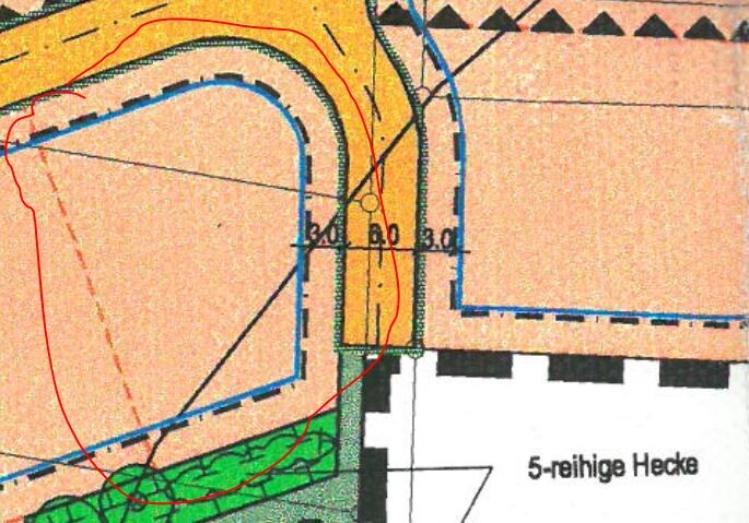 Landschaftsplan mit kurvigen Wegen, farbigen Linien und 5-reihige Hecke.