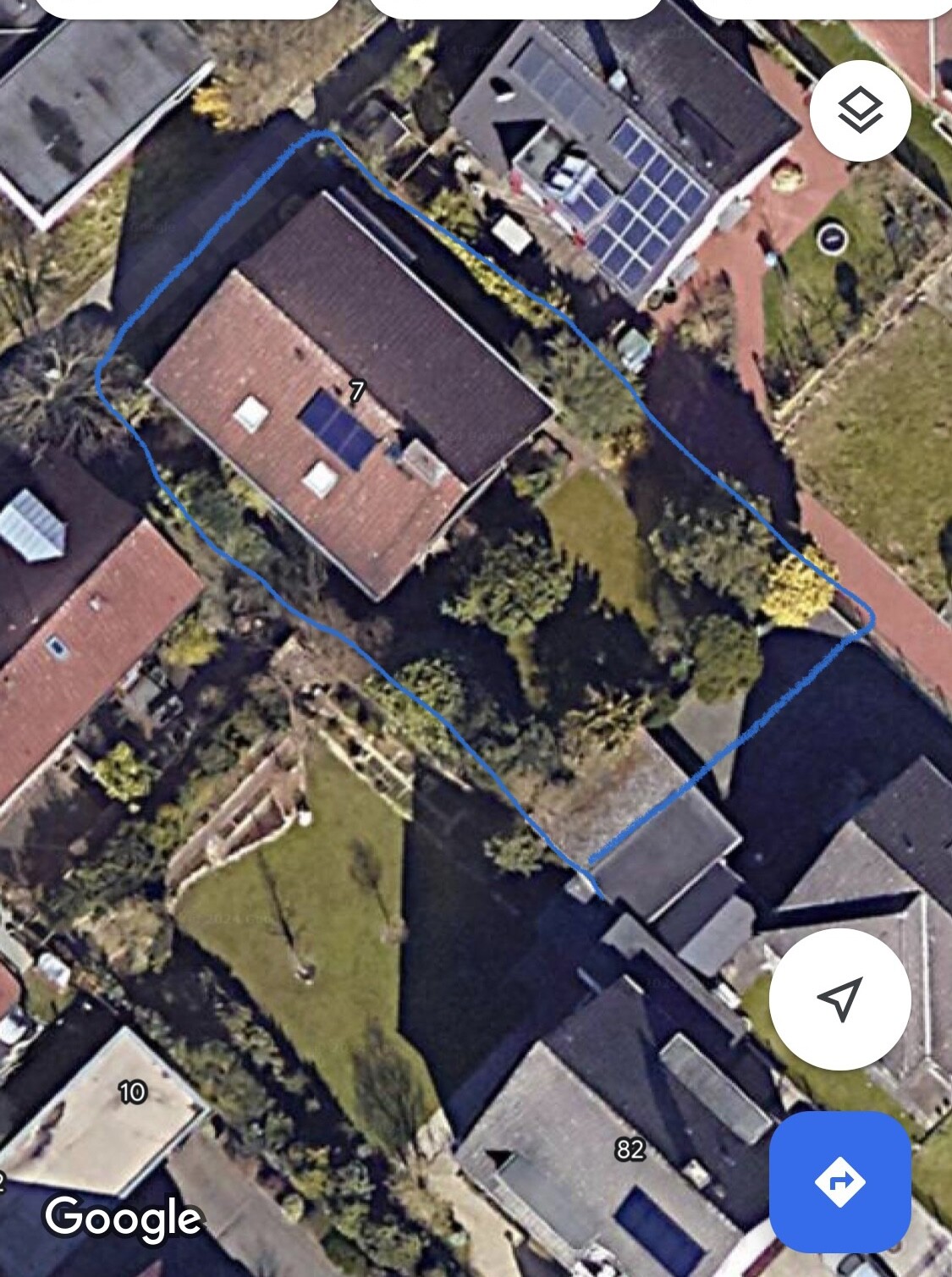 Luftbild eines Einfamilienhauses mit blauer Grenzlinie um das Grundstück und Garten.