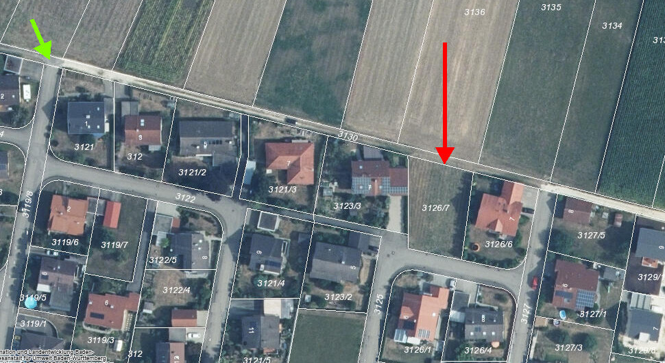 Luftbild: Straßen, Häuser, Parzellen und Felder; grün-/rot markierte Pfeile.