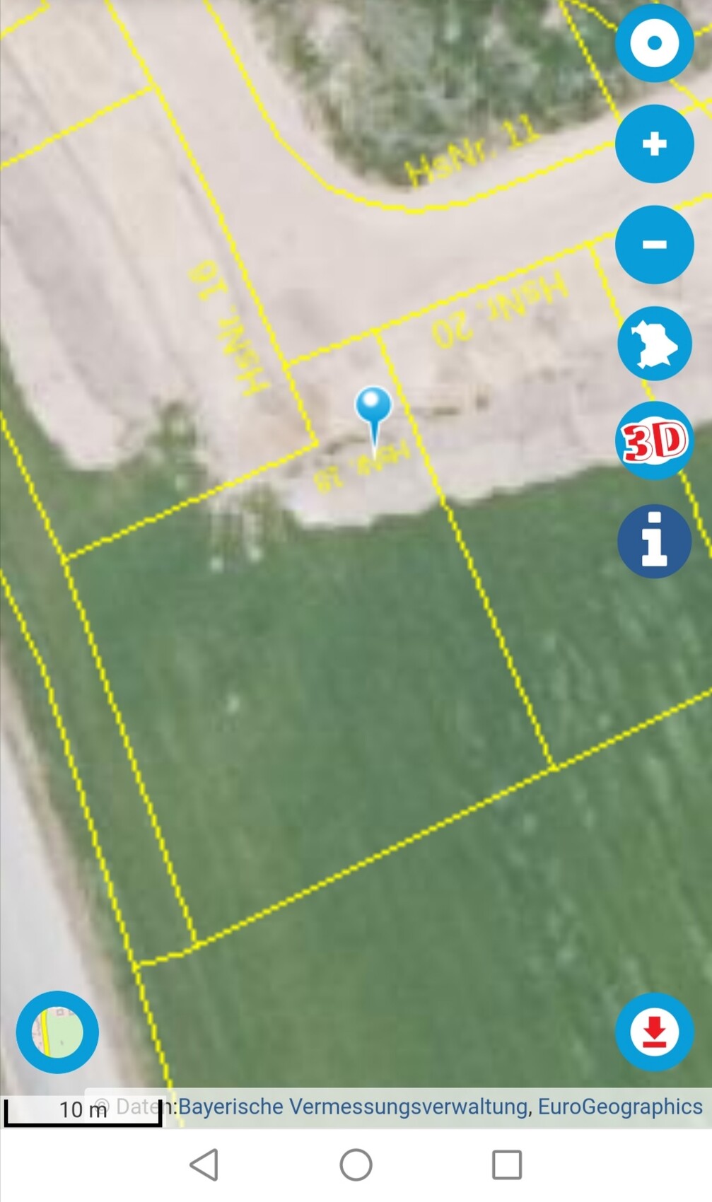 Kadastrale Karte mit gelben Parzellenlinien und blauem Pin markiert das Grundstück.